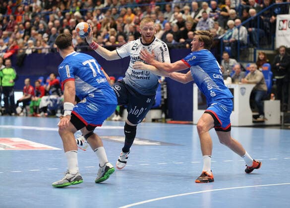 Jim Gottfridsson SG Flensburg Handewitt 24 against Jonathan Carlsbogard TBV Lemgo Lippe 9 right and Dani Baijens TBV Lemgo Lippe 77 left GER, Handball, 1 Bundesliga, TBV Lemgo Lippe against SG Flensburg Handewitt, 14 11 2019 Lemgo Copyright: xStrohdiekx Eibner-Pressefotox EP_jsk