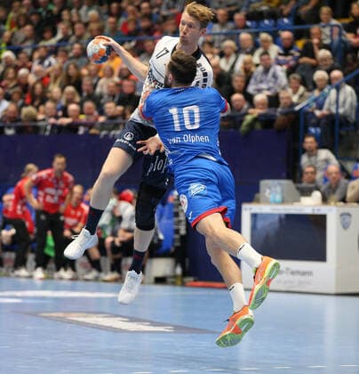 Simon Jeppsson SG Flensburg Handewitt 17 against Fabian van Olphen TBV Lemgo Lippe 10 in front GER, Handball, 1 Bundesliga, TBV Lemgo Lippe against SG Flensburg Handewitt, 14 11 2019 Lemgo Copyright: xStrohdiekx Eibner-Pressefotox EP_jsk