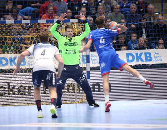 v l Johannes Golla SG Flensburg Handewitt 4 , Torbjoern Bergerud SG Flensburg Handewitt 30 , Bjarki Mar Elisson TBV Lemgo Lippe 4 GER, Handball, 1 Bundesliga, TBV Lemgo Lippe vs SG Flensburg Handewitt, 14 11 2019 Lemgo Copyright: xStrohdiekx Eibner-Pressefotox EP_jsk