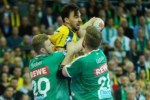 1 Handball Bundesliga 2019 2020, Match 1 13 112, 13 Matchday, SC DHfK Leipzig vs. Rhein Neckar Löwen 14 11 2019 Duel for the ball between Patrick Groetzki Aussenspieler Rhein Neckar Loewen, Rueckennummer 24 Mitte and Philipp Weber Rueckraumspieler DHfK Leipzig, Back number 20 left and Maciej Gebala Circular DHfK Leipzig, Back number 28 right at Handball Bundesliga Match Leipzig vs. Rhein Neckar Löwen 14 11 2019 Leipzig Sachsen Deutschland Arena Leipzig Am Sportforum 2