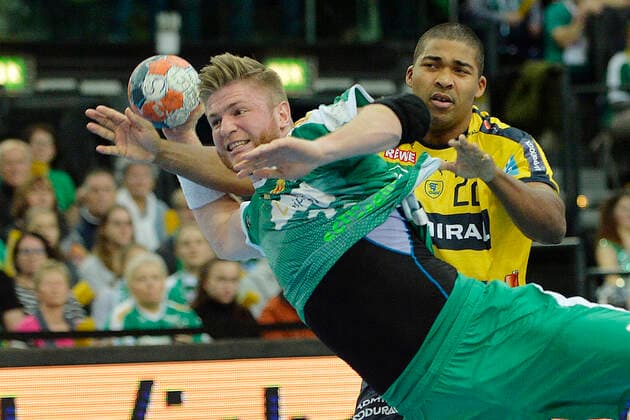 1 Handball Bundesliga 2019 2020, Match 1 13 112, 13 Matchday, SC DHfK Leipzig vs. Rhein Neckar Löwen 14 11 2019 Maciej Gebala Kreislauf DHfK Leipzig, back number 28 left in goal throw against Mads Mensah Larsen Backspace player Rhein Neckar Loewen, back number 22 right in Handball Bundesliga Match Leipzig vs. Rhein Neckar Löwen 14 11 2019 Leipzig Sachsen Deutschland Arena Leipzig Am Sportforum 2