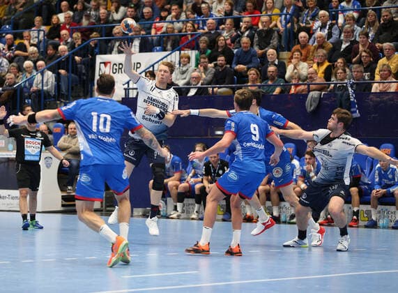 v l Fabian van Olphen TBV Lemgo Lippe 10 , Simon Jeppsson SG Flensburg Handewitt 17 , Jonathan Carlsbogard TBV Lemgo Lippe 9 GER, Handball, 1 Bundesliga, TBV Lemgo Lippe vs SG Flensburg Handewitt, 14 11 2019 Lemgo Copyright: xStrohdiekx Eibner-Pressefotox EP_jsk