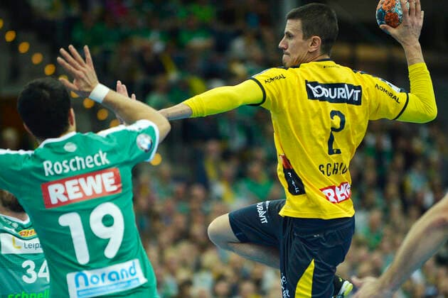 1 Handball Bundesliga 2019 2020, Match 1 13 112, 13 Matchday, SC DHfK Leipzig vs. Rhein Neckar Löwen 14 11 2019 Goalscoring Andy Schmid Rueckraumspieler Rhein Neckar Loewen, Rueckennummer 2 re vs. Bastian Roscheck Kreislaufufer DHfK Leipzig, Rueckennummmer 19 pur bei Handball Bundesliga Match Leipzig vs. Rhein Neckar Löwen 14 11 2019 Leipzig Sachsen Deutschland Arena Leipzig Am Sportforum 2