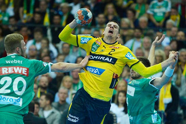 1 Handball Bundesliga 2019 2020, Match 1 13 112, 13 Matchday, SC DHfK Leipzig vs. Rhein Neckar Löwen 14 11 2019 Goalscoring Andy Schmid Rueckraumspieler Rhein Neckar Loewen, Rueckennummer 2 Mitte vs Philipp Weber Rueckraumspieler DHfK Leipzig, Rueckennummmer 20 li and Patrick Wiesmach Aussenspieler DHfK Leipzig, Rueckennummmer 4 re beim Handball Bundesliga Match Leipzig vs. Rhein Neckar Löwen 14 11 2019 Leipzig Sachsen Deutschland Arena Leipzig Am Sportforum Spiel Leipzig am Sportforum.