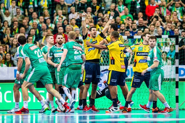 Cheers at Rhein Neckar Löwen after the last litter of SC DHFK Leipzig during the season 2019 2020 in the 1 Handball Bundesliga Men between SC DHfK Leipzig and Rhein Neckar Löwen in the Arena Leipzig on 14 November 2019 in Leipzig, Saxony, Germany