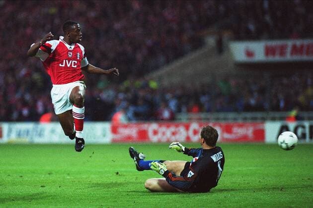 Großbritannien, Black History Month im Oktober - Sport Ian Wright Scores Past Chris Woods Woods Fa Cup Final May 93 20 May 1993  Copyright: MaryxEvansxAllstarxStewartxKendall 12100553 editorial use only
