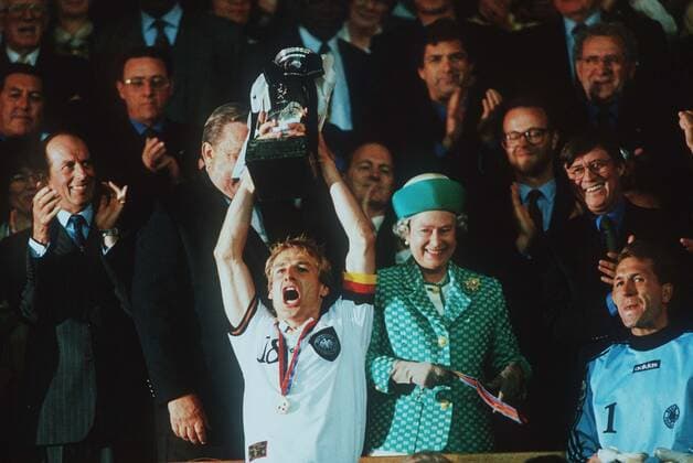 Fußball, EM Finale 1996 in London, Deutschland - Tschechien 2:1 n.V. Jurgen Klinsmann Lifts Cup Czech Republic V Germany 30 June 1996  Copyright: MaryxEvansxAllstar 12106131 editorial use only