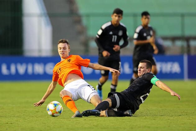FuÃŸball, U17-WM, Niederlande - Mexiko 14th November 2019; Bezerrao Stadium, Brasilia, Distrito Federal, Brazil; FIFA U-17 World Cup Brazil 2019, Mexico versus Netherlands; Eugenio Pizzuto of Mexico slide tackles Youri Regeer of Netherlands  ActionPlus12188052 HeulerxAndrey
