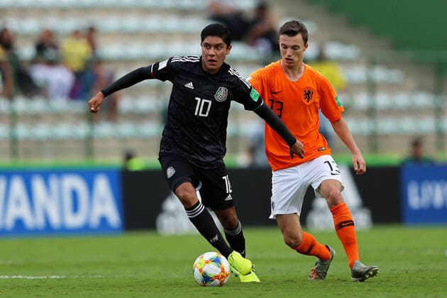 FuÃŸball, U17-WM, Niederlande - Mexiko 14th November 2019; Bezerrao Stadium, Brasilia, Distrito Federal, Brazil; FIFA U-17 World Cup Brazil 2019, Mexico versus Netherlands; Israel Luna of Mexico and Youri Regeer of Netherlands  ActionPlus12188024 HeulerxAndrey