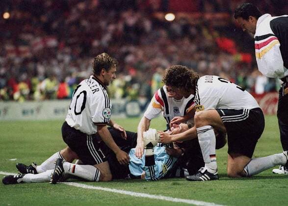 Fußball, EM Finale 1996 in London, Deutschland - Tschechien 2:1 n.V. Andreas Kopke Is Mobbed When Germany Win Pen Shoot Out 30 June 1996  Copyright: MaryxEvansxAllstarxRichardxSellers 12112896 editorial use only