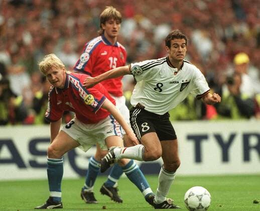 Fußball, EM Finale 1996 in London, Deutschland - Tschechien 2:1 n.V. Mehmet Scholl & Radek Bejbl Czech Republic V Germany 30 June 1996  Copyright: MaryxEvansxAllstarxStewartxKendall 12113281 editorial use only