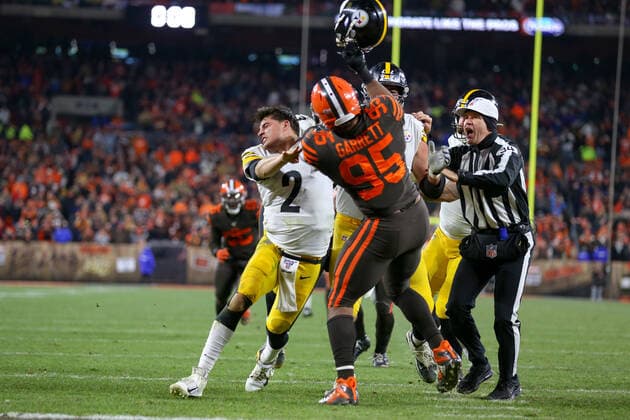 Bilder des Jahres 2019, Sport 11 November Sport Themen der Woche KW46 Sport Bilder des Tages CLEVELAND, OH - NOVEMBER 14: Cleveland Browns defensive end Myles Garrett (95) swings at Pittsburgh Steelers quarterback Mason Rudolph (2) with Rudolphs own helmet with 0:08 seconds left in the fourth quarter of the National Football League game between the Pittsburgh Steelers and Cleveland Browns on November 14, 2019, at FirstEnergy Stadium in Cleveland, OH. (Photo by Frank Jansky Icon Sportswire) NFL, American Football Herren, USA NOV 14 Steelers at Browns Icon191114011