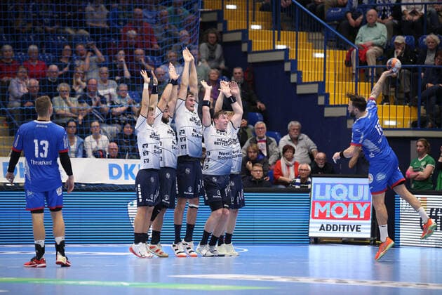 Fabian van Olphen TBV Lemgo Lippe 10 right leads the last throw of the first half against the defence of SG Flensburg Handewitt left from GER, Handball, 1 Bundesliga, TBV Lemgo Lippe against SG Flensburg Handewitt, 14 11 2019 Lemgo Copyright: xStrohdiekx Eibner-Pressefotox EP_jsk