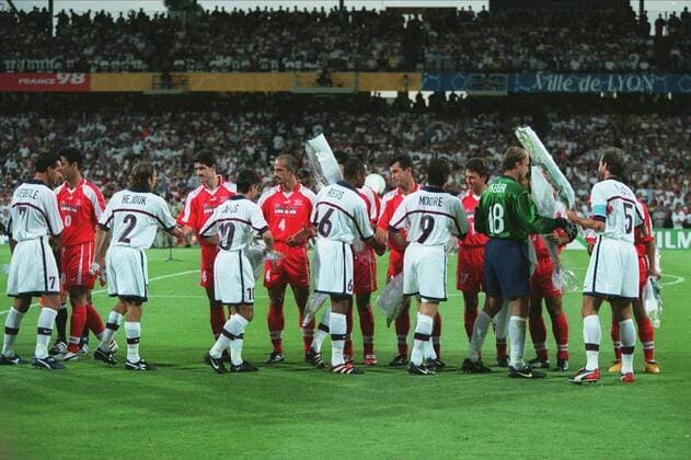 Usa & Iran Shake Hands Usa V Iran 25 June 1998  Copyright: MaryxEvansxAllstarxStewartxKendall 12126997 editorial use only