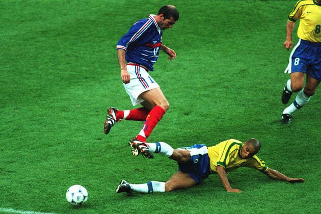 Zinedine Zidane,Roberto Carlos Brazil V France 12 July 1998  Copyright: MaryxEvansxAllstarxNigelxAcklam 12129384 editorial use only