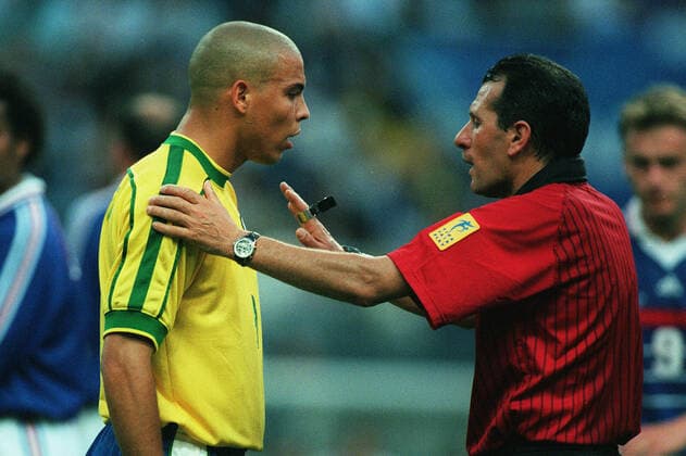Ref, Said Belqola & Ronaldo Brazil V France 12 July 1998  Copyright: MaryxEvansxAllstarxStewartxKendall 12129706 editorial use only