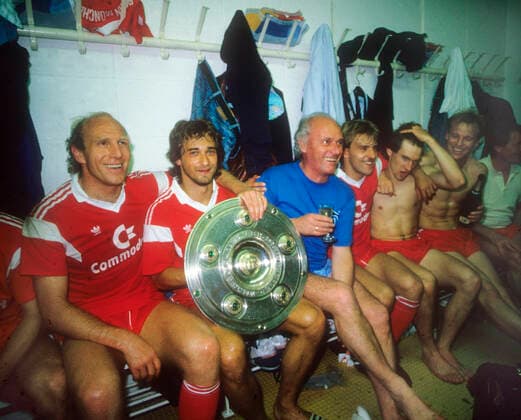 FC Bayern Munich German Champion 1987 The Bayern players celebrate in the cabin V l Dieter Hoeneß, Helmut Winklhofer, coach Udo Lattek, Hans Dieter Hansi Flick, Ludwig Wiggerl Kögl and Hansi Pflügler 17 06 1987 HM