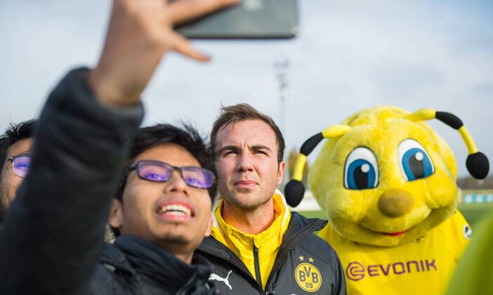 Soccer 1 Bundesliga, season 2019 2020, training of Borussia Dortmund on 15 15 2019 in Dortmund North Rhine-Westphalia players give autographs and make Selfies, Mario GÖTZE, GOETZE, BVB Borussia Dortmund, Copyright: xKirchner ChristopherxNeundorfx