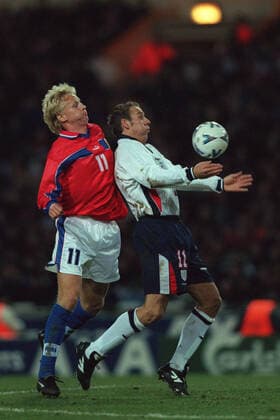 Paul Merson & Radek Bejbl England V Czech Republic 18 November 1998  Copyright: MaryxEvansxAllstarxRichardxSellers 12134934 editorial use only