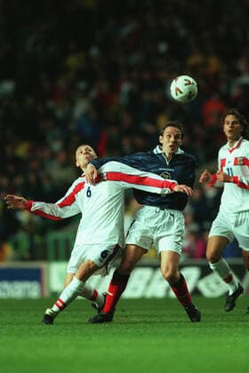 Eoin Jess & Martin Hasek Scotland V Czech Republic 01 April 1999  Copyright: MaryxEvansxAllstarxMichaelxMayhew 12138248 editorial use only
