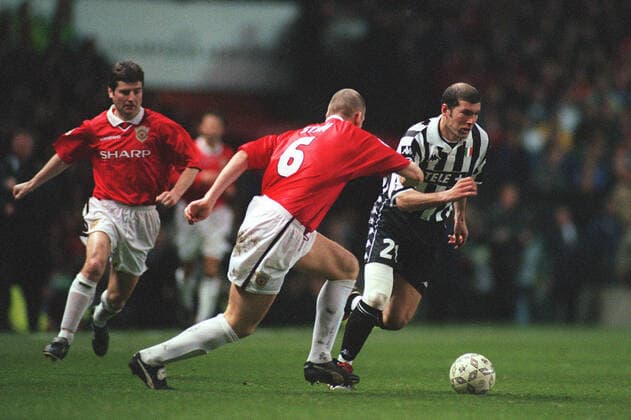 Zinedine Zidane & Jaap Stam Manchester United, ManU V Juventus 07 April 1999  Copyright: MaryxEvansxAllstarxRichardxSellers 12138389 editorial use only