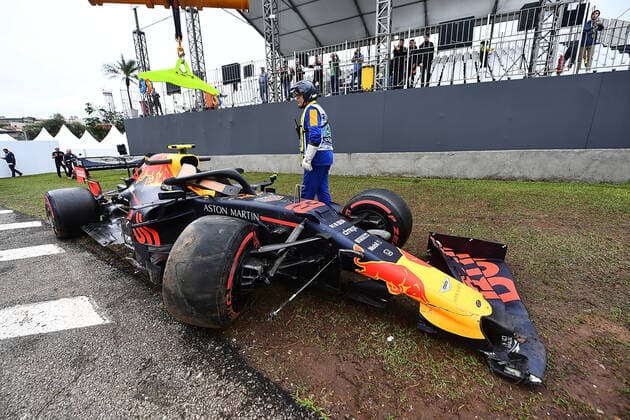 FORMULA 1 HEINEKEN GRANDE PRÃÄMIO DO BRASIL 2019 15 11 2019, Autodromo Jose Carlos Pace, Interlagos, FORMULA 1 HEINEKEN GRANDE PRÃÄMIO DO BRASIL 2019 , in the picture accident of Alexander Albon GBR 23 , Aston Martin Red Bull Racing, the car is towed with a crane truck nordphotoxBratic nph00250