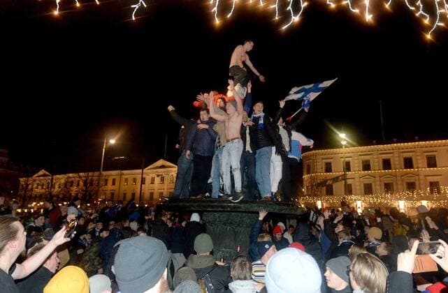 Bilder des Jahres 2019, Sport 11 November Sport Themen der Woche KW46 Sport Bilder des Tages Fans celebrate victory at a fountain in central Helsinki, Finland, on November 15, 2019, after the Euro 2020 Group J qualification football match between Finland and Liechtenstein. Finland won the match 3-0 and graced the EUROs for the first time ever. Helsinki Finland LKFTJK20191115224542EQQV  Copyright: xMikkoxStigx