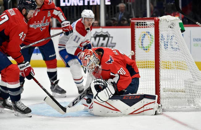 WASHINGTON, DC - NOVEMBER 15: Capitals goalie Ilya Samsonov (30) tries to control a rebound during the Montreal Canadiens vs. Washington Capitals game November 15, 2019 at Capital One Arena in Washington, D.C.. (Photo by Randy Litzinger Icon Sportswire) NHL, Eishockey Herren, USA NOV 15 Canadiens at Capitals Icon9661911151449