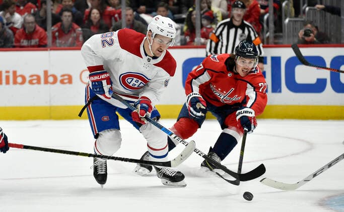 WASHINGTON, DC - NOVEMBER 15: Canadiens left wing Jonathan Drouin (92) stickhandles in front of the net while Capitals right wing T.J. Oshie (77) tries to poke check during the Montreal Canadiens vs. Washington Capitals game November 15, 2019 at Capital One Arena in Washington, D.C.. (Photo by Randy Litzinger Icon Sportswire) NHL, Eishockey Herren, USA NOV 15 Canadiens at Capitals Icon9661911150525
