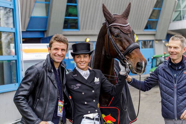 Stuttgart - German Masters 2019, MÜLLER Lisa (GER), Gut Wettlkam s Stand By Me Old, MÜLLER Thomas (Fussballer), BRINKMANN Götz (Trainer) Stuttgart - German Masters 2019 Lisa Müller siegt im CDI Grand Prix de Dressage. Thomas Müller gratuliert Preis der Firma Stihl Int. Dressurprüfung - CDI4* Aufgabe: FEI Grand Prix 2009, Rev. 2014 Qualifikation zum Grand Prix Special 16. November 2019 Â© - *** Stuttgart German Masters 2019, MÜLLER Lisa GER , Gut Wettlkam s Stand By Me Old, MÜLLER Thomas Fussballer , BRINKMANN Götz Trainer Stuttgart German Masters 2019 Lisa Müller wins CDI Grand Prix de Dressage Thomas Müller congratulates Stihl Int Dressage Prize CDI4 Task FEI Grand Prix 2009, Rev 2014 Qualification for Grand Prix Special 16 November 2019 Â©