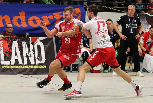 TuS Ferndorf ASV Hamm Westfalen, 15 11 2019 Andreas Bornemann TuS Ferndorf is fouled by Sören Südmeier ASV Hamm Westfalen to seven meter maturity, Kreuztal Stählerwiese Germany