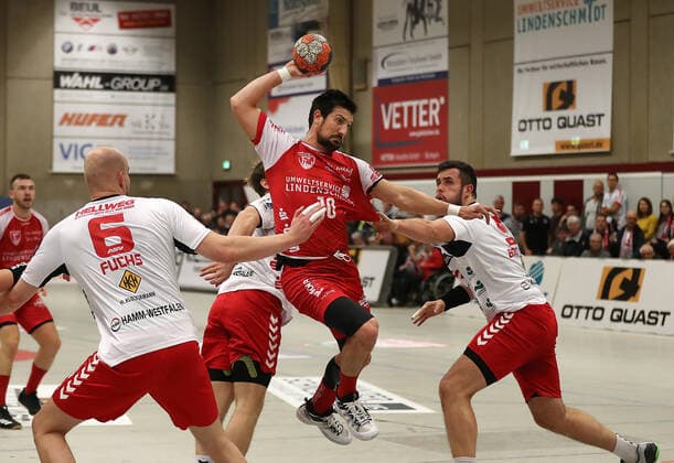 TuS Ferndorf ASV Hamm Westfalen, 15 11 2019 Middle Marijan Basic TuS Ferndorf can prevail against Markus Fuchs ASV Hamm Westfalen, Merten Krings ASV Hamm Westfalen and Jan Brosch ASV Hamm Westfalen from the left Markus Fuchs ASV Hamm Westfalen, Merten Krings ASV Hamm Westfalen and Jan Brosch ASV Hamm Westfalen to 6 5, Kreuztal Stählerwiese Germany