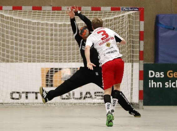 TuS Ferndorf ASV Hamm Westfalen, 15 11 2019 Goalkeeper Lucas Puhl TuS Ferndorf with several parades in the initial phase, here with his head against Fabian Huesmann ASV Hamm Westfalen at the seventh rank, who therefore has to leave the field with a red card, Kreuztal Stählerwiese Germany