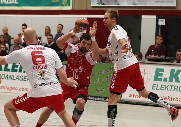TuS Ferndorf ASV Hamm Westfalen, 15 11 2019 Duel v lks Markus Fuchs ASV Hamm Westfalen , Marijan Basic TuS Ferndorf , Stefan Lex ASV Hamm Westfalen Kreuztal Stählerwiese Germany