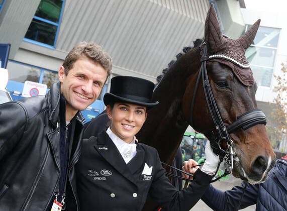 Bilder des Jahres 2019, Sport 11 November Sport Themen der Woche KW46 Sport Bilder des Tages Stuttgart , Reiten , Stuttgart German Masters , Dressur , Qualifiaktion zum Grand Prix Special , Siegerin Lisa Müller mit ihrem Mann Thomas Müller und Pferd Gut Wettlkam s Stand by me old *** Stuttgart , Riding , Stuttgart German Masters , Dressage , Qualifiaktion zum Grand Prix Special , Winner Lisa Müller with her husband Thomas Müller and horse Gut Wettlkam s Stand by me old