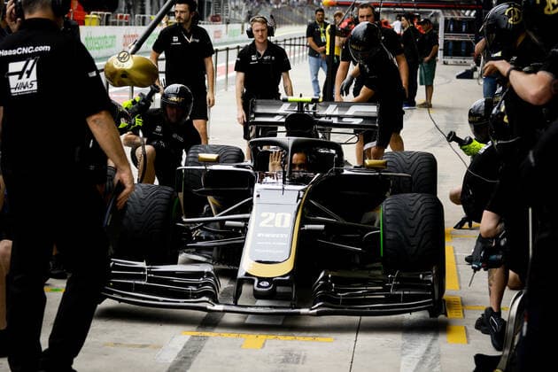 Treino classificatório GP Brasil F1 2019 SÃO PAULO, SP - 16.11.2019: TREINO CLASSIFICATÓRIO GP BRASIL F1 2019 - It will happen on Saturday (16), the qualifying training for GP Brazil Formula 1 2019, at the Interlagos racetrack, south of São Paulo. . In the photo, Haas Ferrari mechanics and engineers do pre-race exercises. (Photo: Aloisio Mauricio Fotoarena) x1832070x  AloisioxMauricio