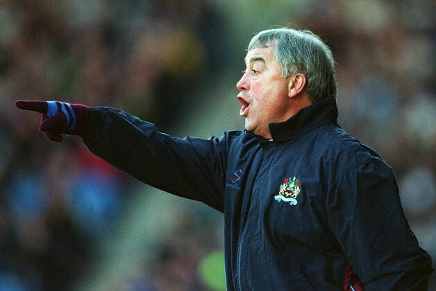 Fußball, Trainerhistorie FC Burnley von 1896 bis heute Stan Ternent Burnley FC Manager Manchester City V Burnley St Andrews, Birmingam 29 December 2001  Copyright: MaryxEvansxAllstarxRichardxSellers 12191351 editorial use only