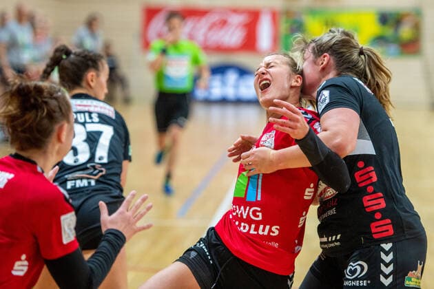 Lea Gruber SV Union Halle is blocked by Sarah Lamp Buchholz 08 Rosengarten SV Union Halle Neustadt Wildcats vs HL Buchholz 08 Rosengarten Handball 2 Bundesliga Season 2019 2020 Copyright xVIADATAx xHolgerxJohnx Halle Saale Sachsen Anhalt Germany