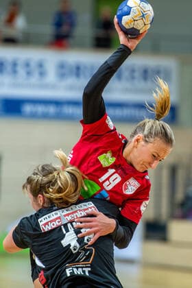 Lea Gruber SV Union Halle is blocked by Sarah Lamp Buchholz 08 Rosengarten SV Union Halle Neustadt Wildcats vs HL Buchholz 08 Rosengarten Handball 2 Bundesliga Season 2019 2020 Copyright xVIADATAx xHolgerxJohnx Halle Saale Sachsen Anhalt Germany