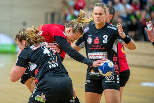 Lea Gruber SV Union Halle is blocked by Sarah Lamp Buchholz 08 Rosengarten SV Union Halle Neustadt Wildcats vs HL Buchholz 08 Rosengarten Handball 2 Bundesliga Season 2019 2020 Copyright xVIADATAx xHolgerxJohnx Halle Saale Sachsen Anhalt Germany