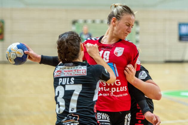 Lea Gruber SV Union Halle is blocked by Zeliha Puls Buchholz 08 Rosengarten SV Union Halle Neustadt Wildcats vs HL Buchholz 08 Rosengarten Handball 2 Bundesliga season 2019 2020 Copyright xVIADATAx xHolgerxJohnx Halle Saale Sachsen Anhalt Germany