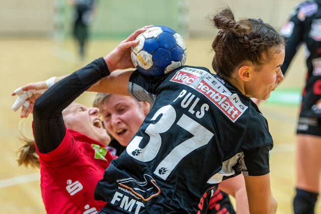Lea Gruber SV Union Halle is blocked by Zeliha Puls Buchholz 08 Rosengarten SV Union Halle Neustadt Wildcats vs HL Buchholz 08 Rosengarten Handball 2 Bundesliga season 2019 2020 Copyright xVIADATAx xHolgerxJohnx Halle Saale Sachsen Anhalt Germany