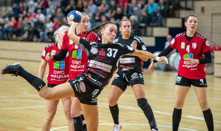 Zeliha Puls Buchholz 08 Rosengarten at the goal throw SV Union Halle Neustadt Wildcats vs HL Buchholz 08 Rosengarten Handball 2 Bundesliga season 2019 2020 Copyright xVIADATAx xHolgerxJohnx Halle Saale Sachsen Anhalt Germany