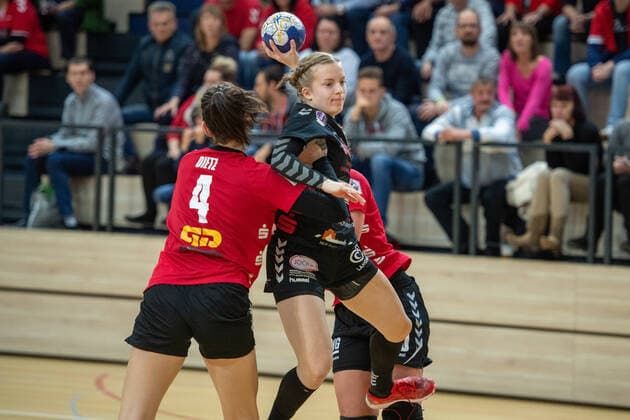 Marthe Nicolai Buchholz 08 Rosengarten beats Pia Dietz SV Union Halle and Danique Boonkamp SV Union Halle by SV Union Halle Neustadt Wildcats vs HL Buchholz 08 Rosengarten Handball 2 Bundesliga Saison 2019 2020 Copyright xVIADATAx xHolgerxJohnx Halle Saale Sachsen Anhalt Germany