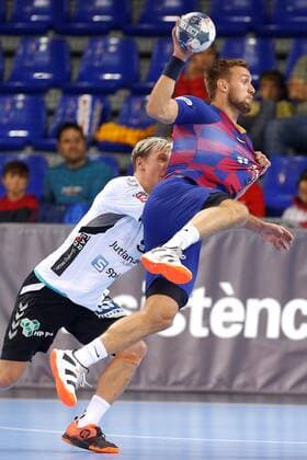 FC Barcelona, Barca s Aron Palmarson (R) in action against Aalborg Handbold s Janus Dadi Smaranson (L) during a handball Champions League match at the Palau Blaugrana in Barcelona, Spain, 16 November 2019. FC Barcelona vs Aalborg Handbold !ACHTUNG: NUR REDAKTIONELLE NUTZUNG!  Copyright: xTonixAlbirx GRAF216 20191116-637095343925147737