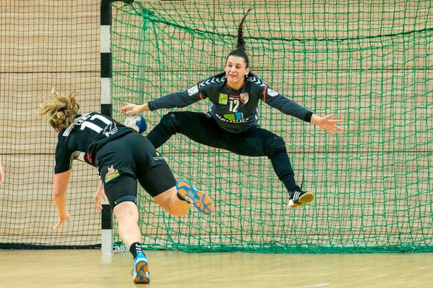 16 11 2019, Handball Women 2 Bundesliga, SV Union Halle Neustadt HL Buchholz 08 Rosengarten, v l Sarah Lamp Buchholz, 11 , goalkeeper Anica Gudelj Halle, 12 Halle Erdgas Sportarena Sachsen Anhalt Germany