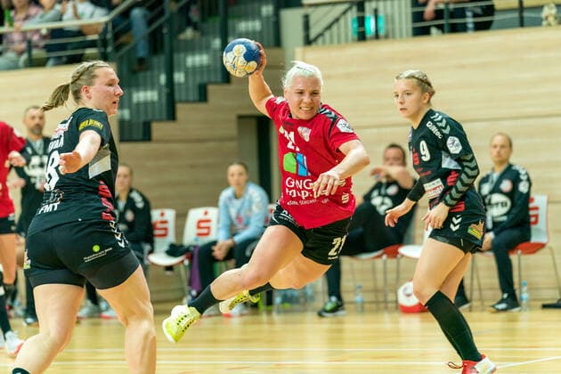 16 11 2019, Handball Women 2 Bundesliga, SV Union Halle Neustadt HL Buchholz 08 Rosengarten, v l Johanna Heldmann Buchholz, 8 , Sophie Lütke Halle, 21 , Marthe Nicolai Buchholz, 9 Halle Erdgas Sportarena Sachsen Anhalt Germany