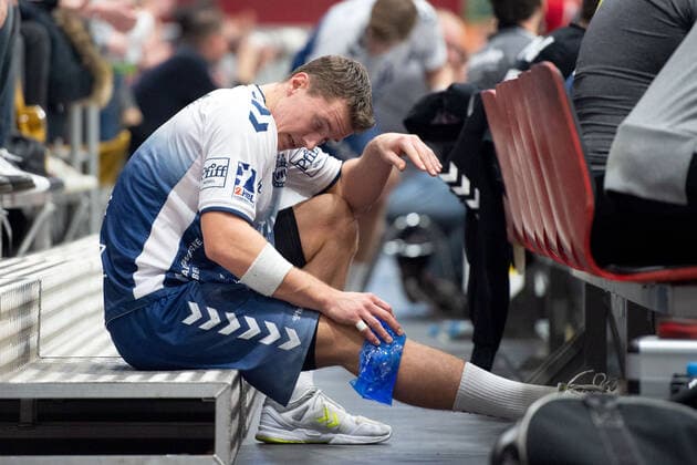 Lübbecke, Germany 16 11 2019 2 Handball Bundesliga 2019 2020 TuS N Lübbecke vs VfL Lübeck Schwartau Mex Raguse Lübeck injured, injury dissatisfied Lübbecke Nordrhein Westfalen Germany Merkur Arena