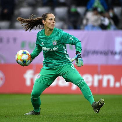 Laura Benkarth Goalkeeper, Goalkeeper, FC Bayern Munich, FCB, 1 free, full body, single picture, action, action, 16 11 2019, Munich Germany , football, DFB Womens Cup, round of 16, FC Bayern Munich VfL Wolfsburg, DFB DFL REGULATIONS PROHIBIT ANY USE OF PHOTOGRAPHS AS IMAGE SEQUENCES AND OR QUASI VIDEO xslx