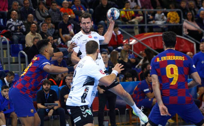Saturday November 16, 2019 Handball Men EHF CL GP Champions League Spain Barcelona Palau Blaugrana Barca vs Aalborg Handball 20 Mads Christiansen with the ball 2 Benjamin Jakobsen both from Aalborg, Barcelona Denmark,  Copyright: ThisximagexisxCopyrightxRitzauxScanpixx xSportxpress sportxpressx cop105 spdk20191116-221438-L